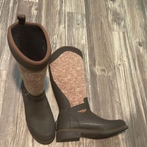 Excellent condition insulated rubber boot.